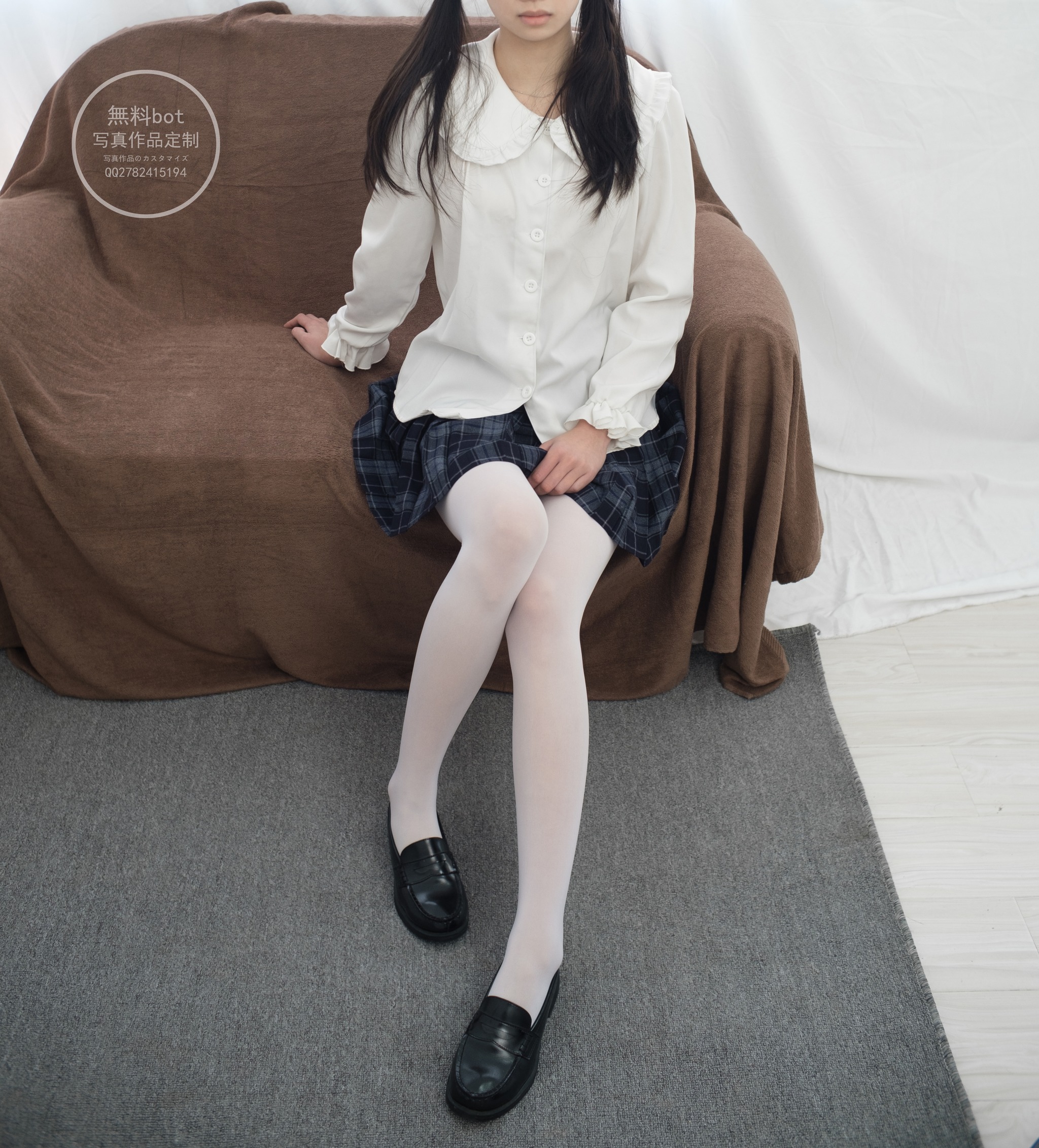 森萝财团 - NO.018 写真 有料 吸吸 白丝少女的百褶裙 [71P]-XikXak